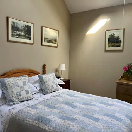 Traditional Cottage Sleeps 4 Mold Exterior photo
